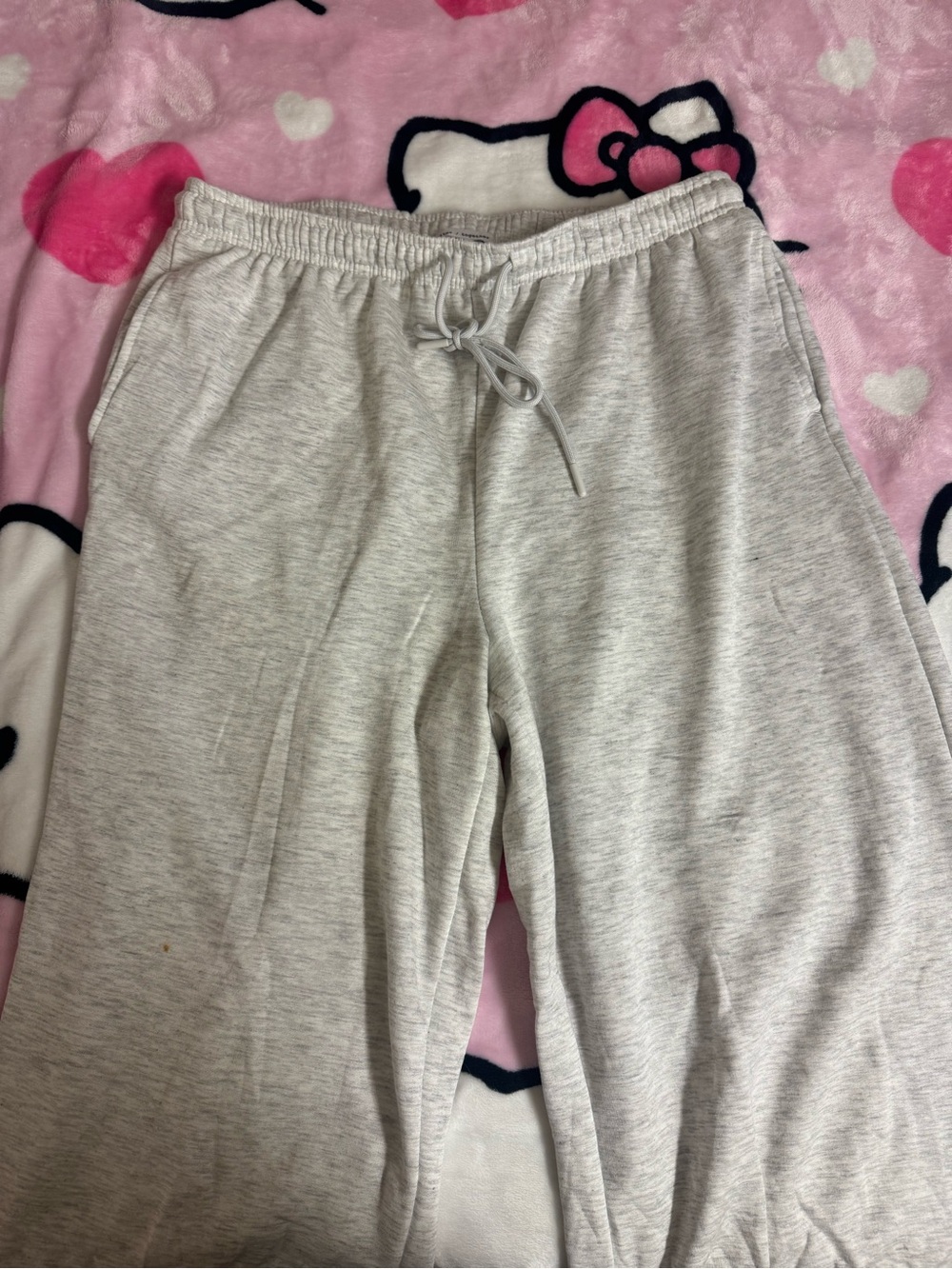 light grey sweatpants 🤍